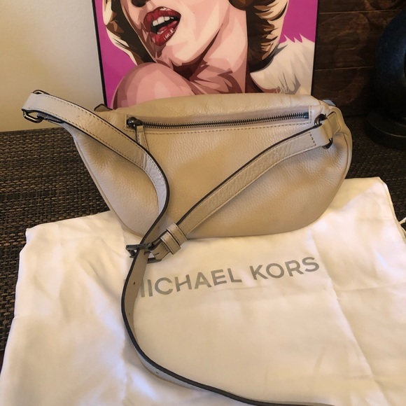 Micheal KORS Amazing fanny!! New with tags! - Picture 2 of 6